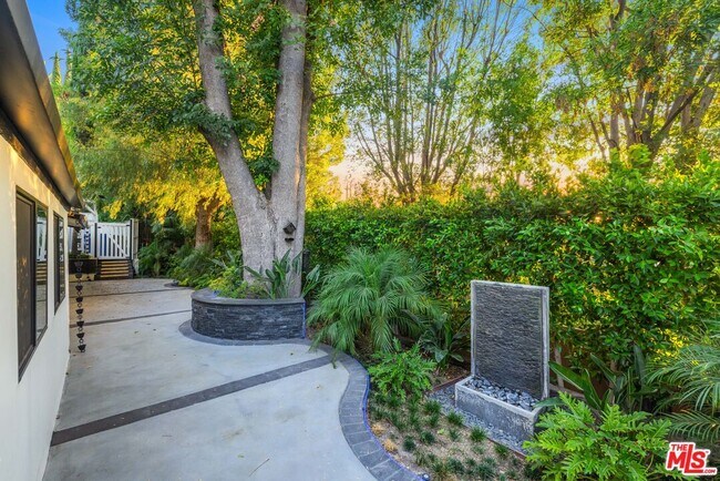 Building Photo - 16725 Oak View Dr