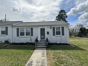 Building Photo - 1700 Roslyn Dr