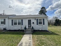 Building Photo - 1700 Roslyn Dr
