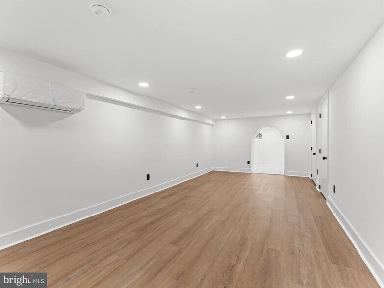 Building Photo - 4927 Catharine St