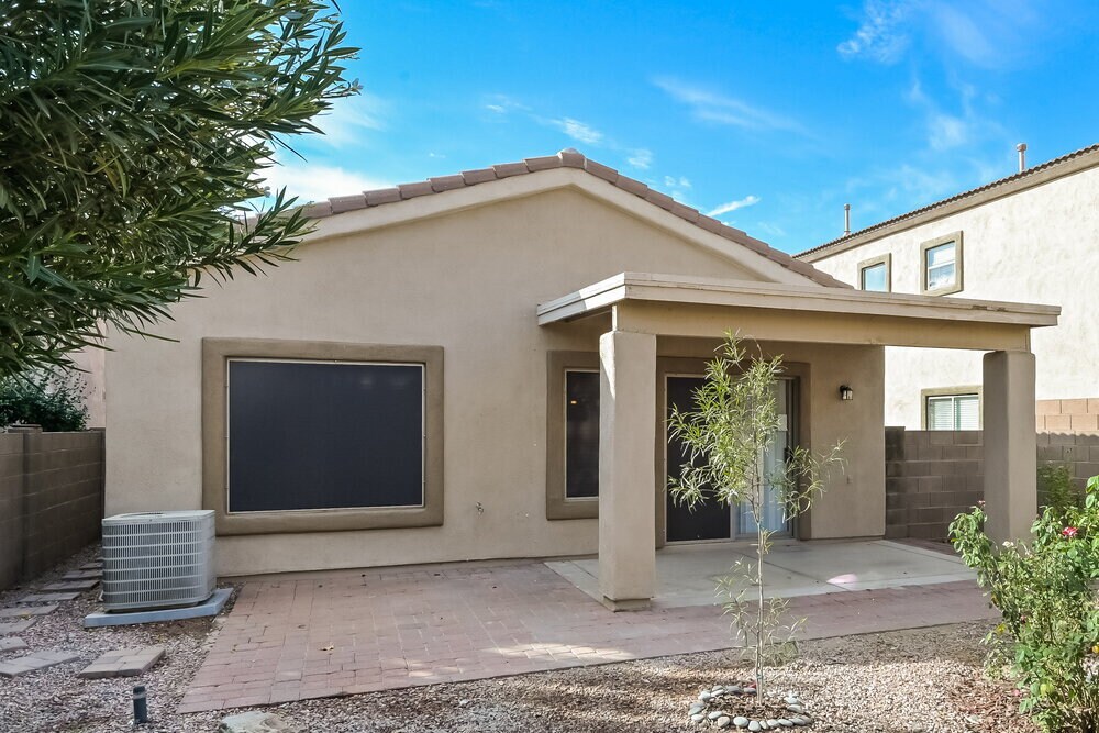 Building Photo - 405 East Placita Nodo