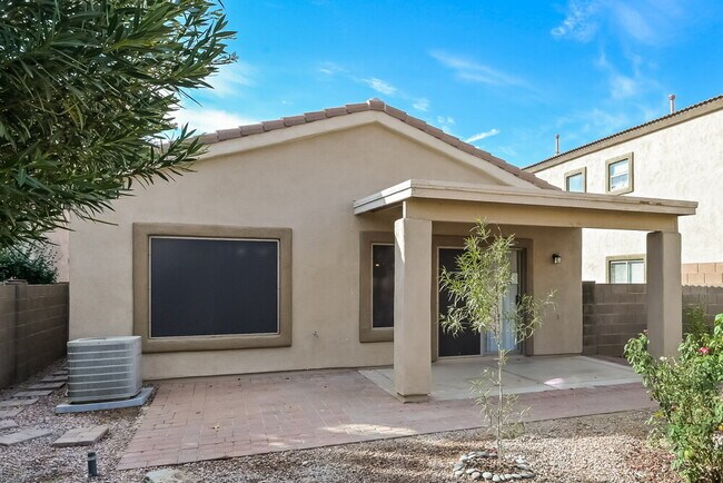 Building Photo - 405 East Placita Nodo