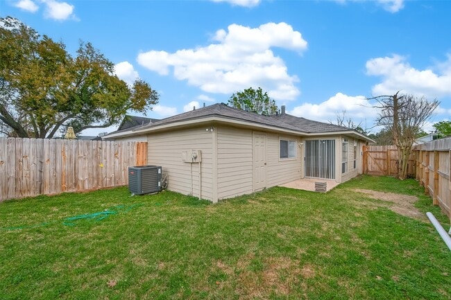 Building Photo - 5205 Beaverbrook Dr