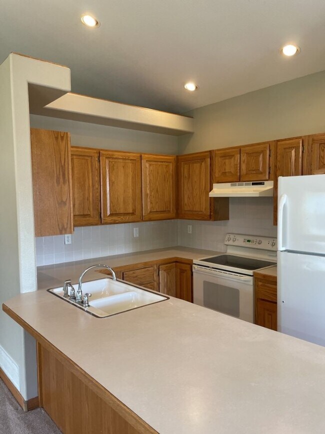 Building Photo - 4 Bed 2.5 Bath Home in Windsor