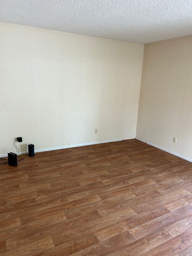 Building Photo - 302 6th Ave W