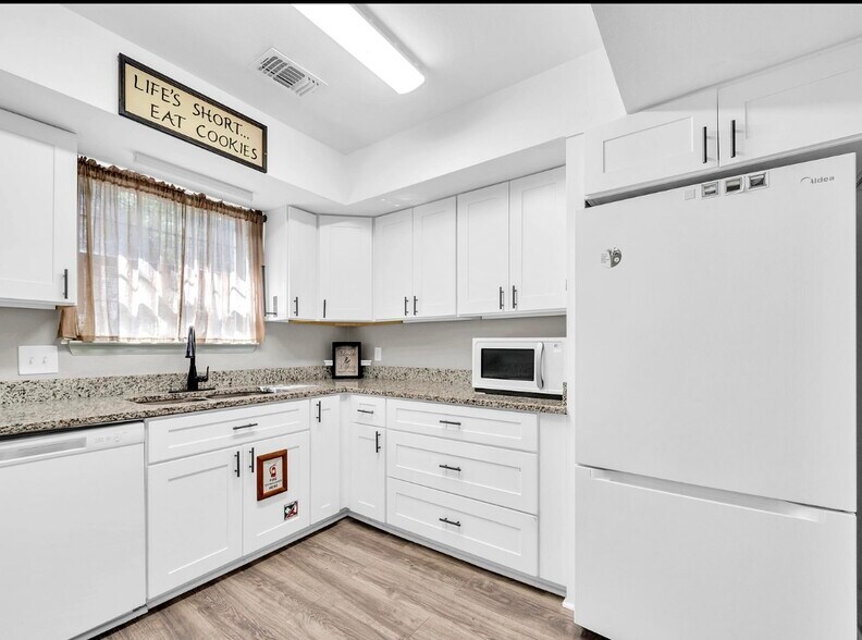 Building Photo - 400 Rhonda Kay Ct