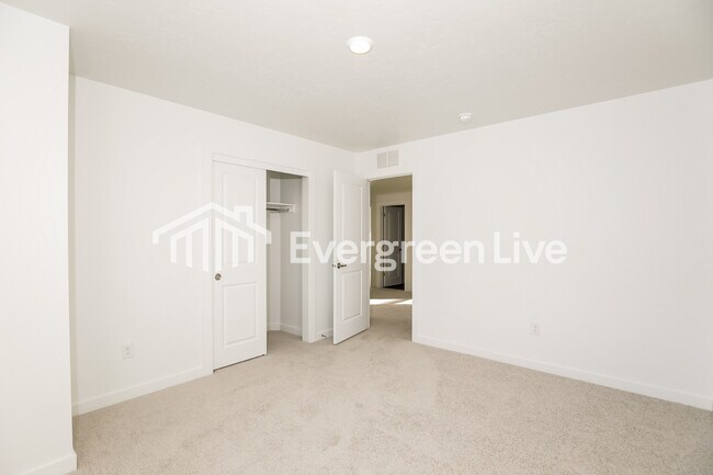 Building Photo - 896 Knowledge St