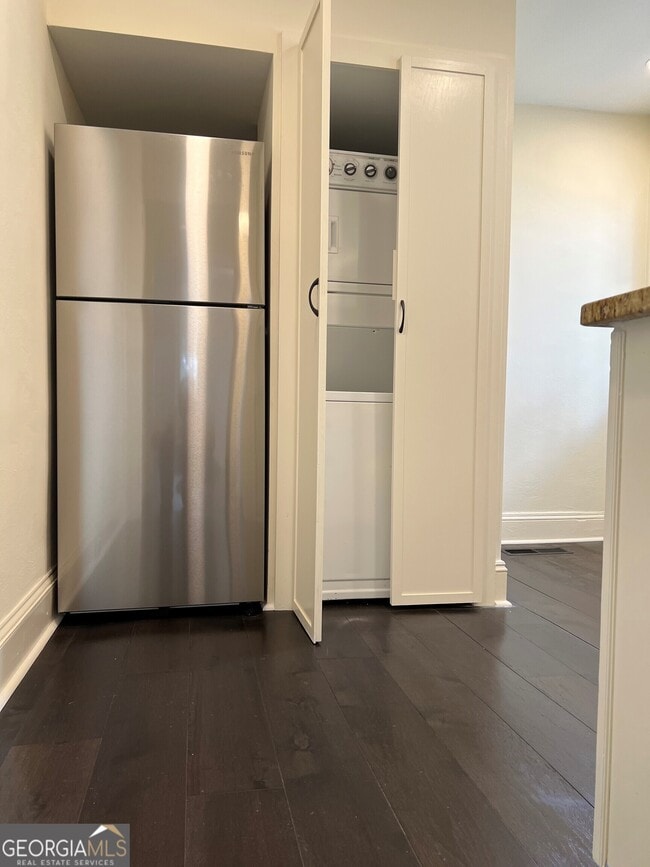 Building Photo - 1565 Walker Ave