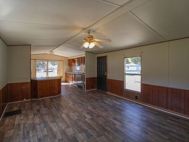 Building Photo - Updated 2BR/1BA Trailer in Muscle Shoals –...