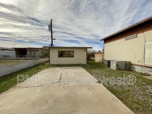 Building Photo - 1054 Riverview Dr