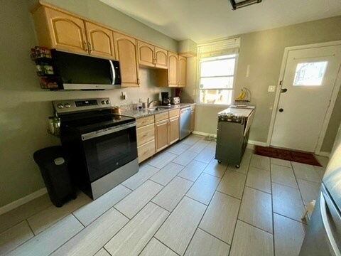 Kitchen - 525 S Luzerne Ave
