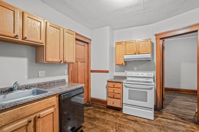 Building Photo - Oakland Upper Flat near campus