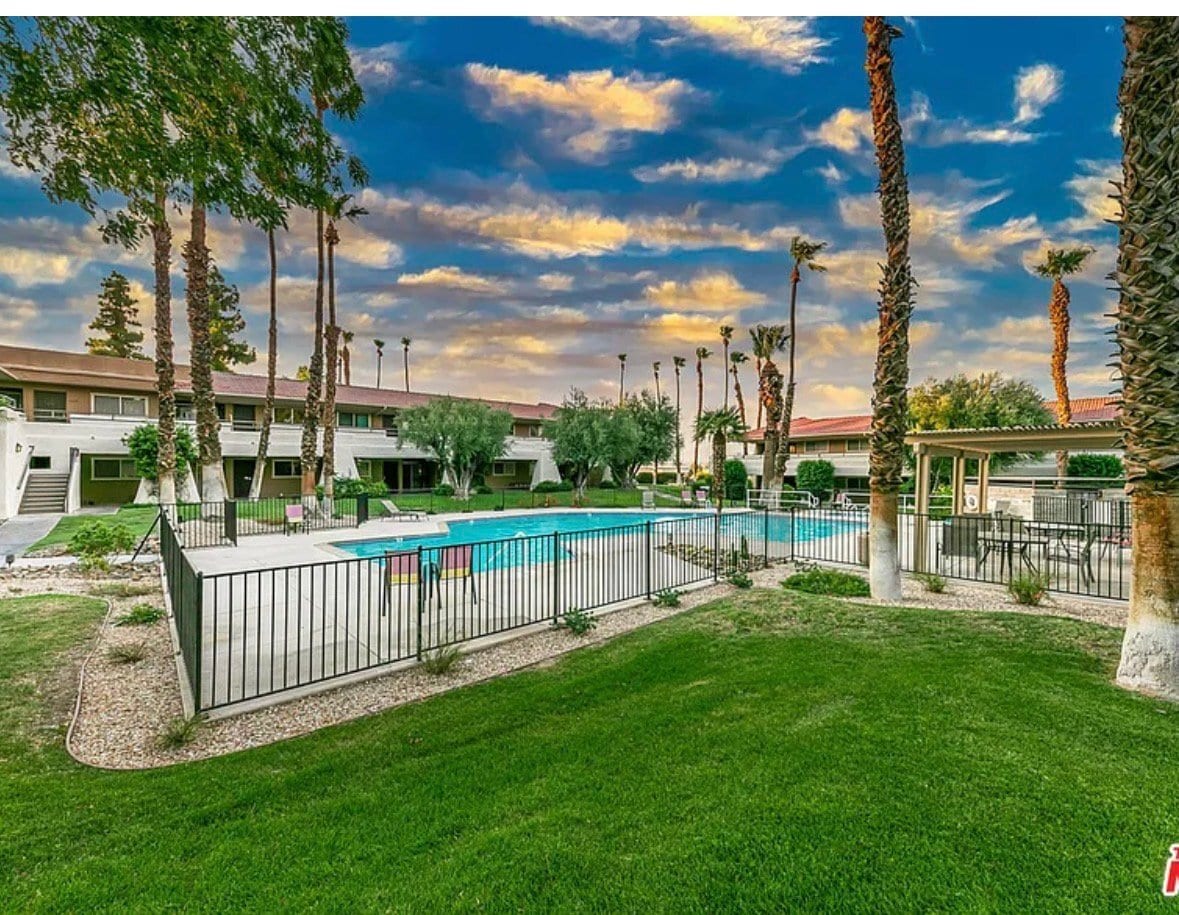 Building Photo - 550 N Villa Ct