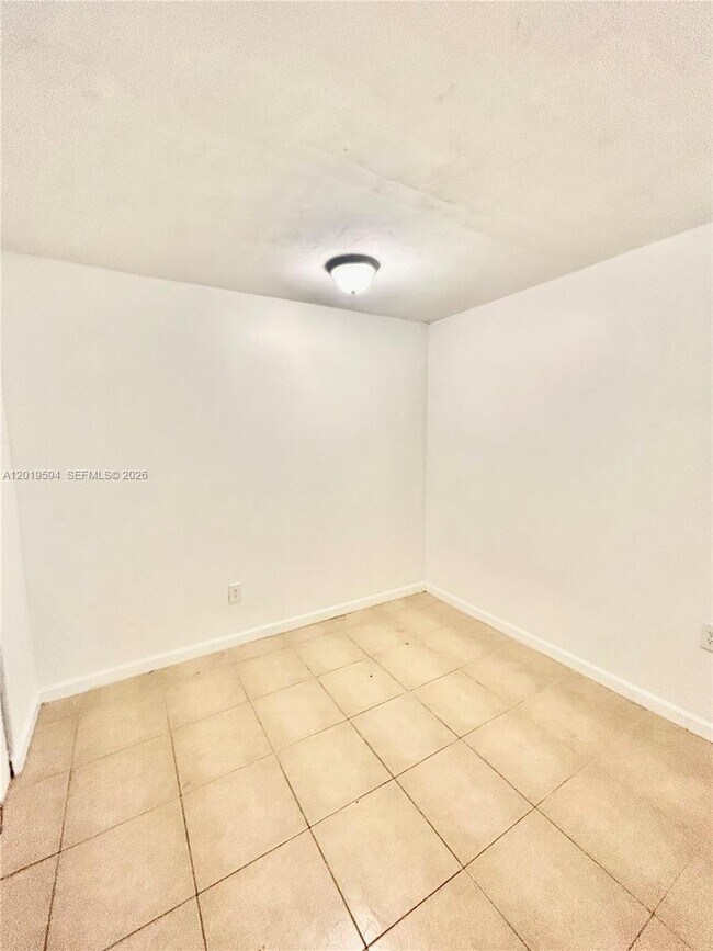 Building Photo - 9375 Fontainebleau Blvd
