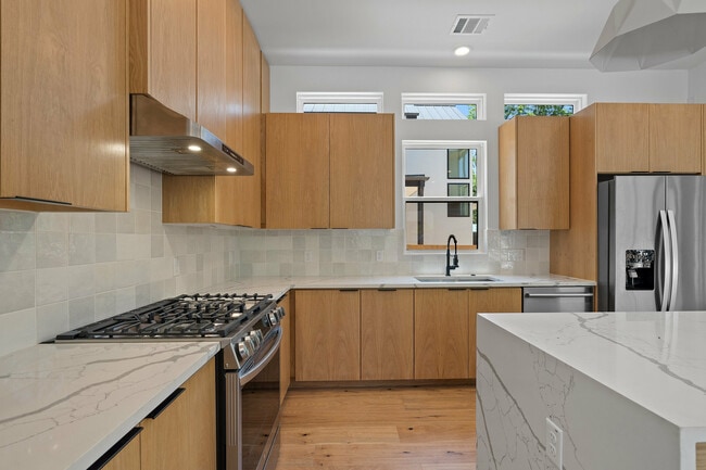 Building Photo - 909 Payne Ave