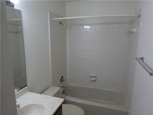 Building Photo - Close to Campus Great Room-Mate Layout