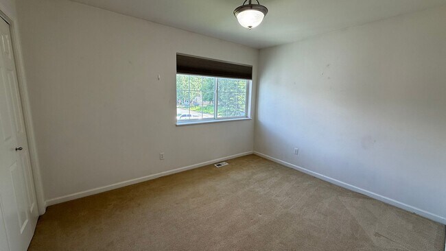 Building Photo - West Side 3 Bed/2.5 Bath Townhouse Condo. Available NOW!