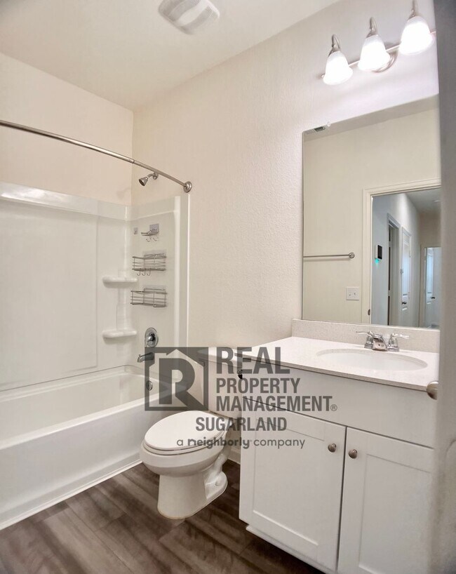 Building Photo - Water Views & Modern Style in Richmond