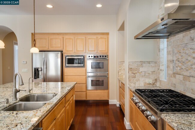 Building Photo - 2240 Britannia Dr