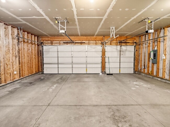 Building Photo - Spacious 5-Bedroom Home with Private Yard & Parking in Spokane