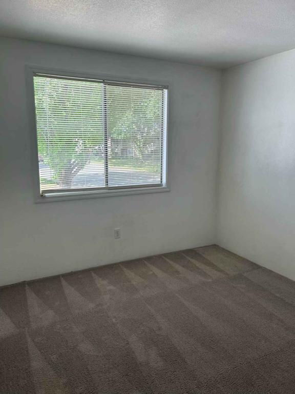 Building Photo - 2215 Poplar Dr