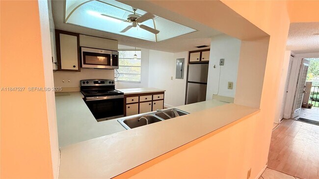 Building Photo - 1811 Sabal Palm Dr