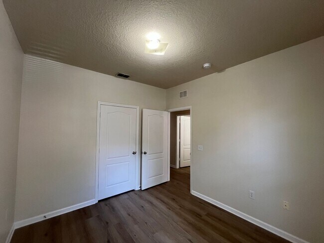 Building Photo - 8819 Villa View Cir