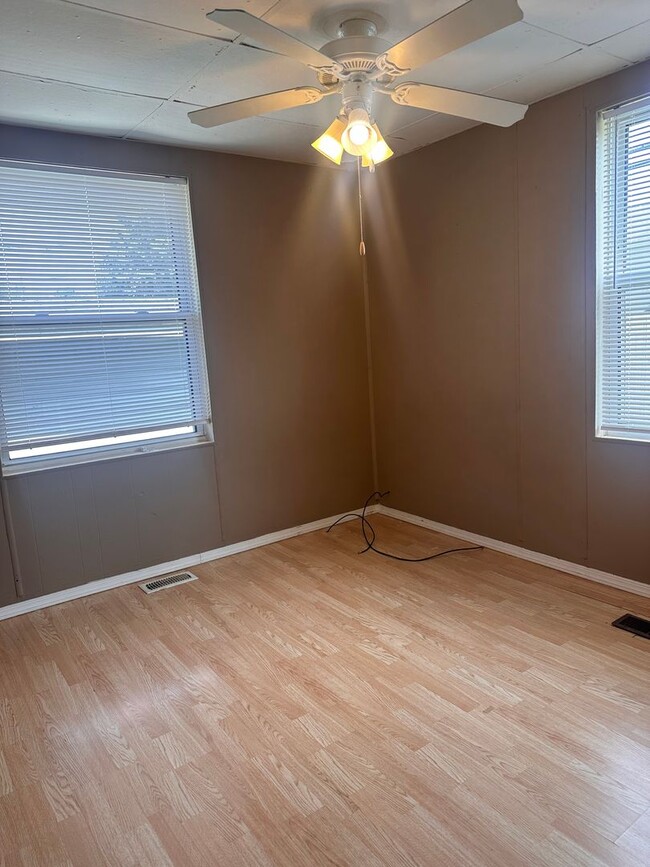 Building Photo - 3 bedroom, 1 bathroom Triplex: Martinsville