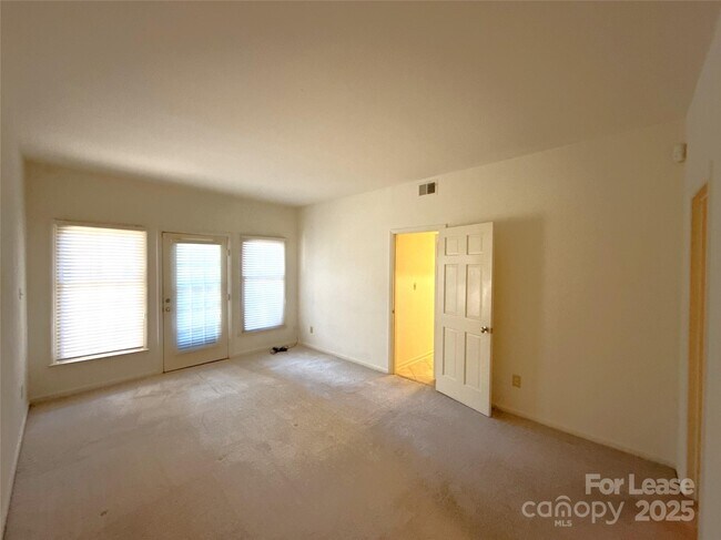 Building Photo - 1016 Queens Rd