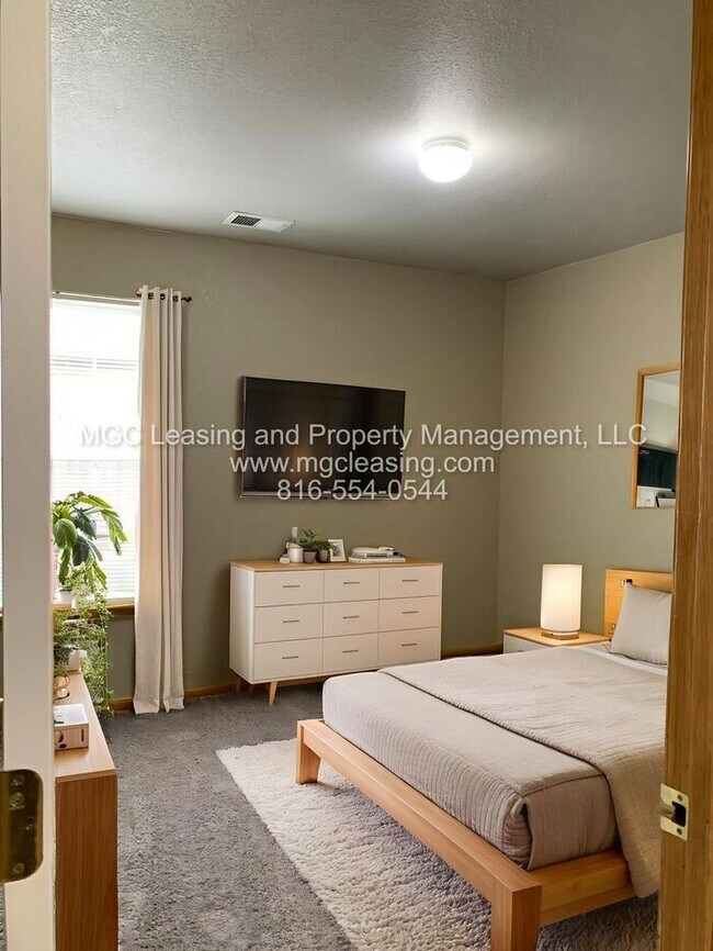 Building Photo - Comfort & Convenience in Grain Valley – Sp...