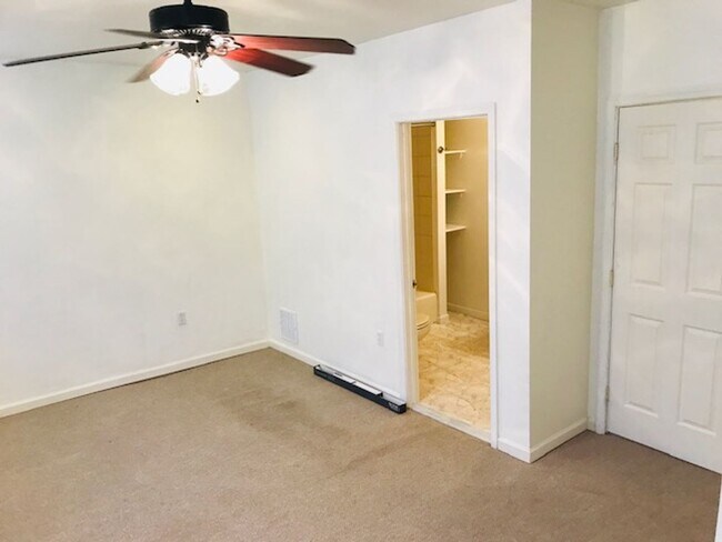 Building Photo - 2 Bed 2.5 Bath row house located just a short distance from RFK stadium in NE Washington, DC.