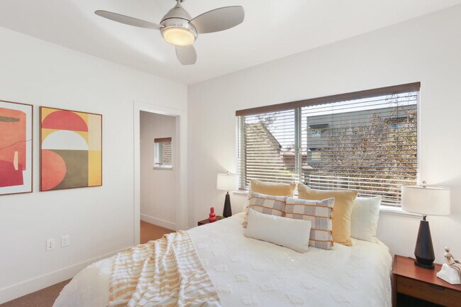 Building Photo - Gorgeous townhouse