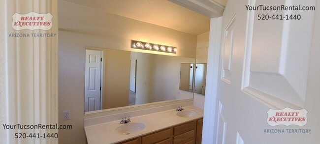 Building Photo - Starr Pass Shadows 4 bedrooms and 2 bathrooms