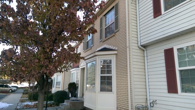 Building Photo - Great Town Home in Fantastic Location