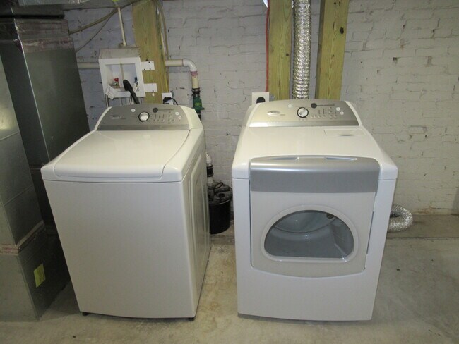 Building Photo - Charming 4 Bedroom/3.5 Bathroom Townhome with Parking Pad in Station North, MD!