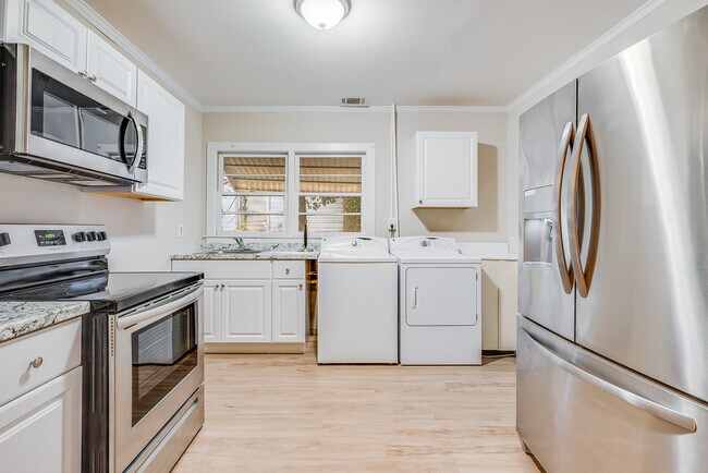 Building Photo - Bright 2 Bedroom Apartment Unit A