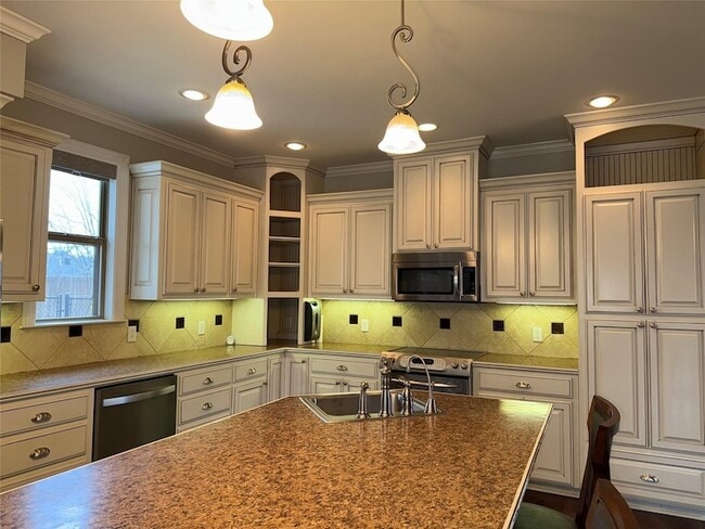 Building Photo - 3815 Holly Ridge Dr