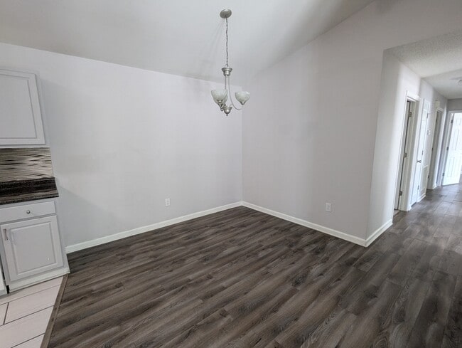Building Photo - 806 Pelham Square Way