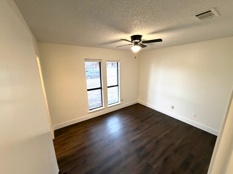 Building Photo - 800 Nicole Dr