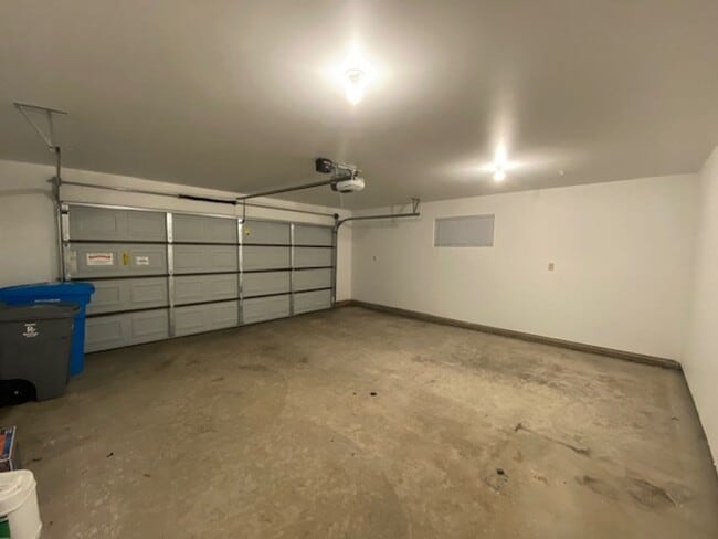 Building Photo - Simply gorgeous 3/2 with 2 car garage, dog...