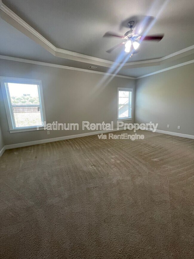 Building Photo - 5180 Mirror Lake Dr