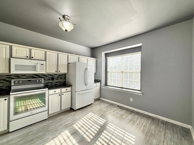 Building Photo - **OFFERING REFUNDABLE APPLICATION FEES** Stunning 3BD, 4BA Morrisville Townhome in an HOA Communi...