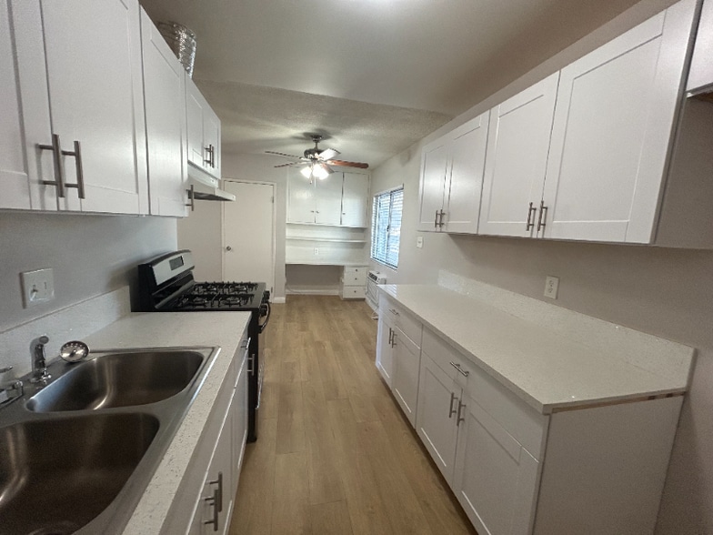 Building Photo - 409 N Los Robles Ave