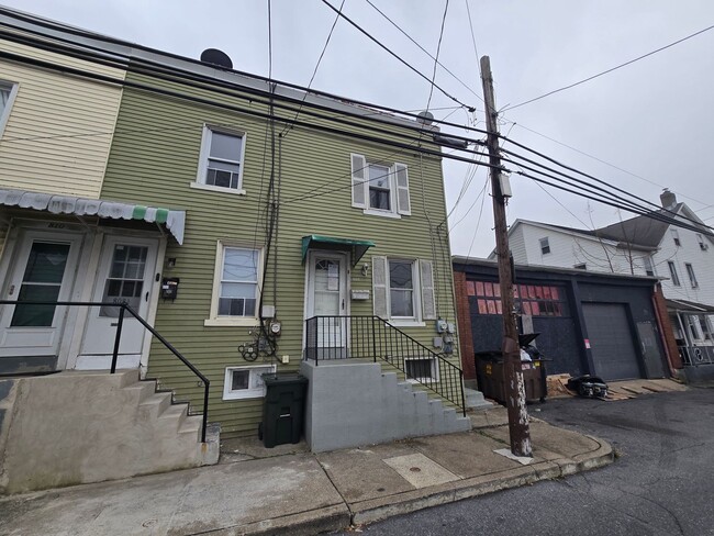 Primary Photo - 808 E Morton St