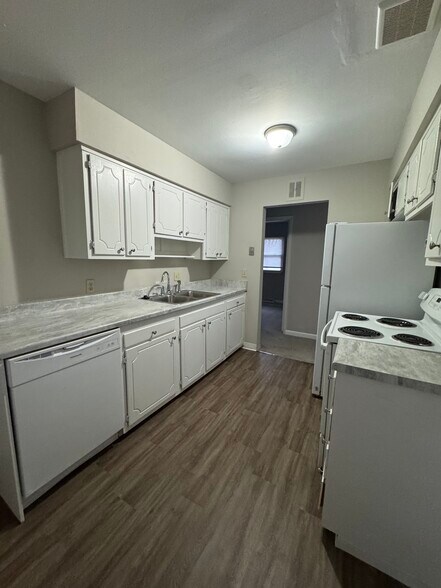 Building Photo - 415 Barwood Dr