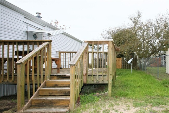 Building Photo - PCB Rental 2 BR / 1 BA - Convenient to it ...