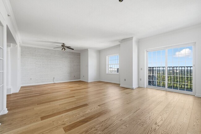Building Photo - Penthouse Living in Midtown!