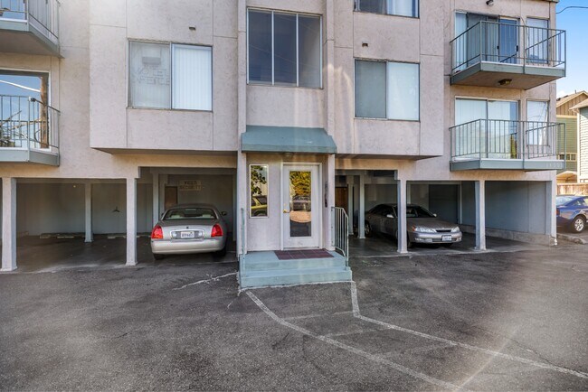Building Photo - Spacious 1 Bedroom Apartment w/ Parking in...