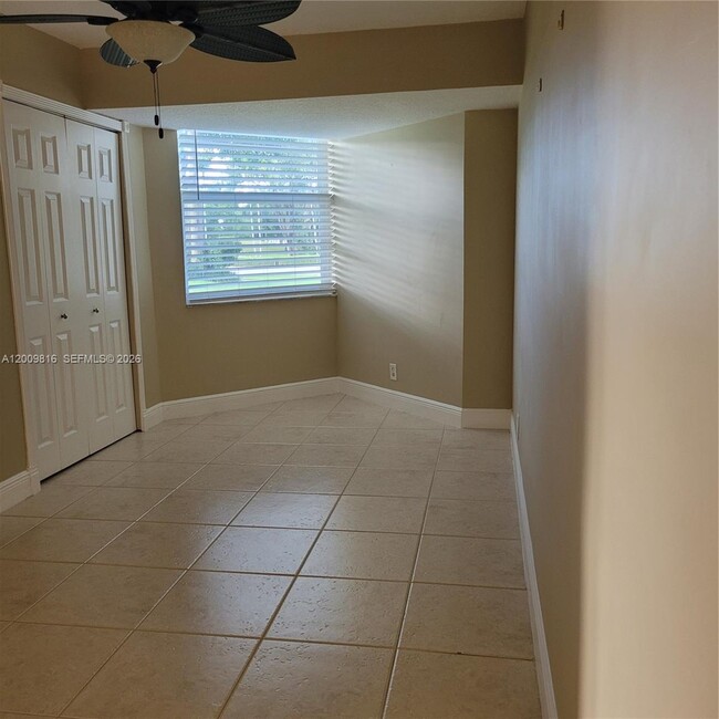 Building Photo - 1811 Sabal Palm Dr