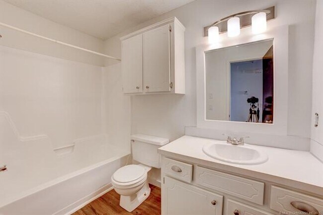 Building Photo - 3 Bed 2 Bath 2 Car Garage in Highly Desired Jenks Schools